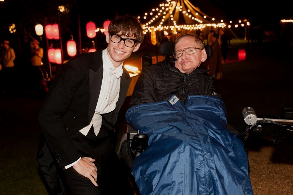 Eddie Redmayne i Stephen Hawking (Foto: Universal)
